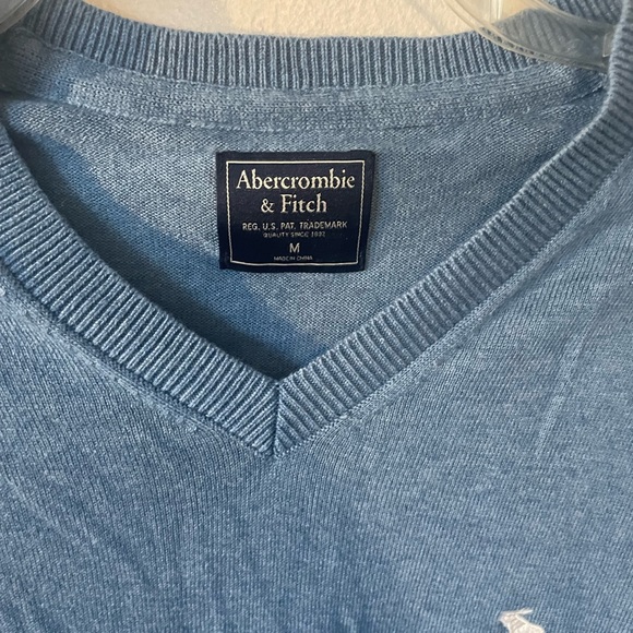 Men’s Abercrombie & Fitch v-neck sweater. Size M - Picture 2 of 2